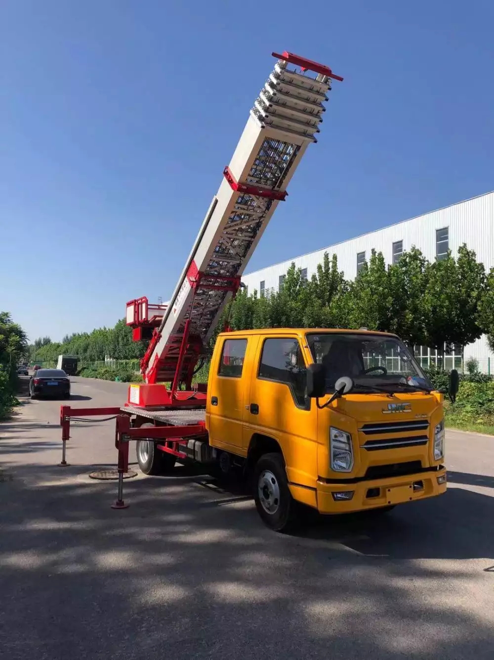 修武附近的云梯车出租服务：轻松解决高空作业需求